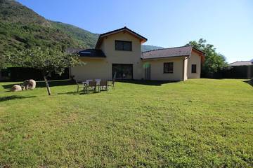 Gîte pour 7 personnes, avec jacuzzi et jardin à Vicdessos (homonymie)