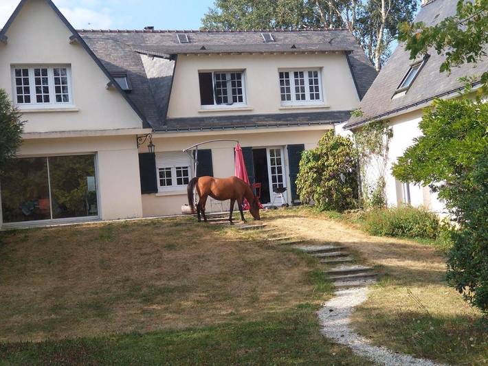 Location de vacances pour 8 personnes, avec vue ainsi que piscine et jardin, animaux acceptés à Saint-Sylvain-d'Anjou