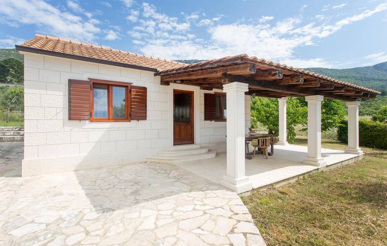 Ferienhaus mit Meerblick für 8 Personen, mit Whirlpool und Terrasse in Split-Dalmatien - 2