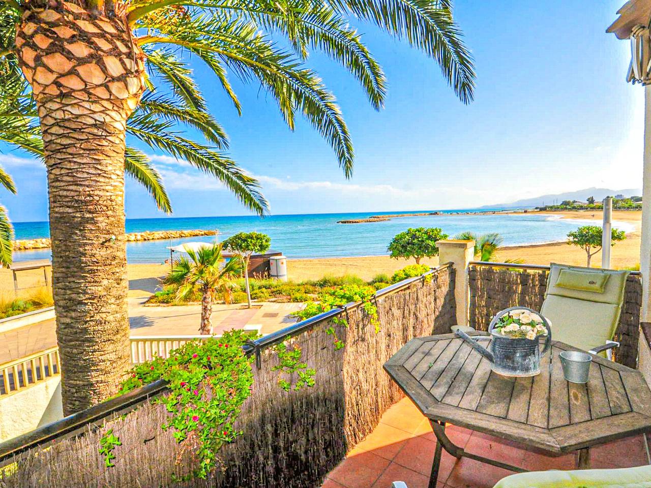 Entire apartment, Seafront apartment in Cambrils with private parking in Cambrils, Costa Dorada
