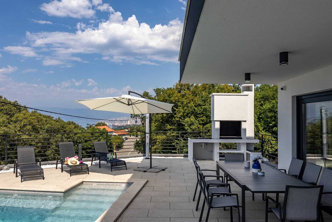 Villa voor 8 personen met terras in Vrh Martinscice, Primorje-Gorski Kotar