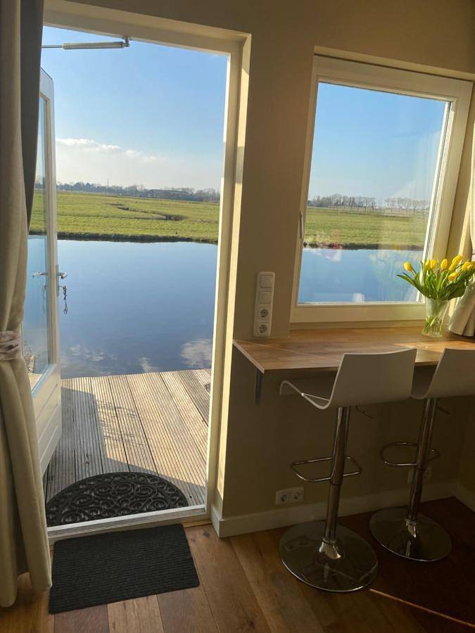 Gîte pour 2 personnes, avec vue ainsi que terrasse et vue sur le lac, animaux acceptés dans Broek in Waterland