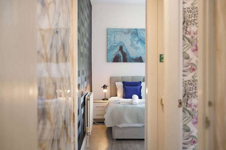 Cozy 2Br Home Sleeps 5 with WiFi by Stay With Us in Wigan, Grand Manchester