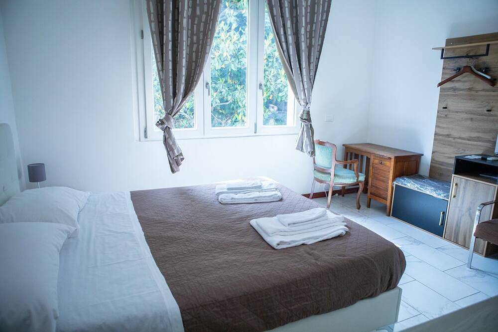 Entire apartment, Sunflower Room – Double with Shared Garden, Wi-Fi and Air Conditioning in Prato, Prato Province