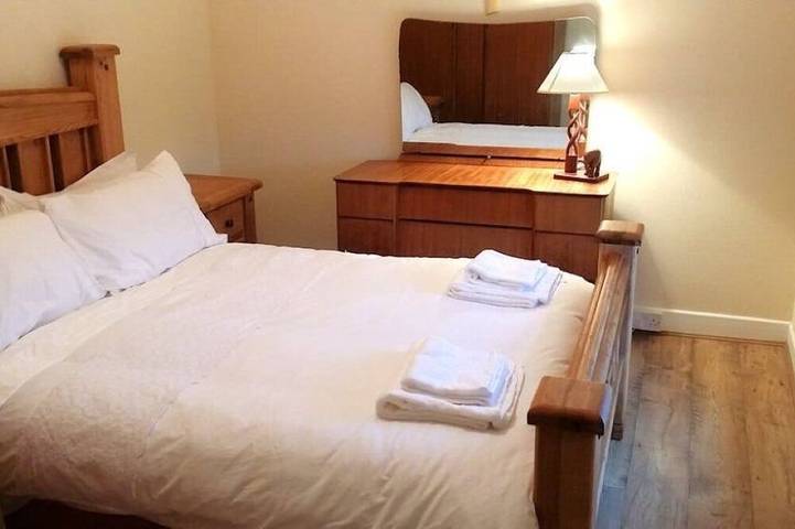 Lakeside Farmhouse (5 mins from beaches) with private walks and gardens in Condado de Donegal