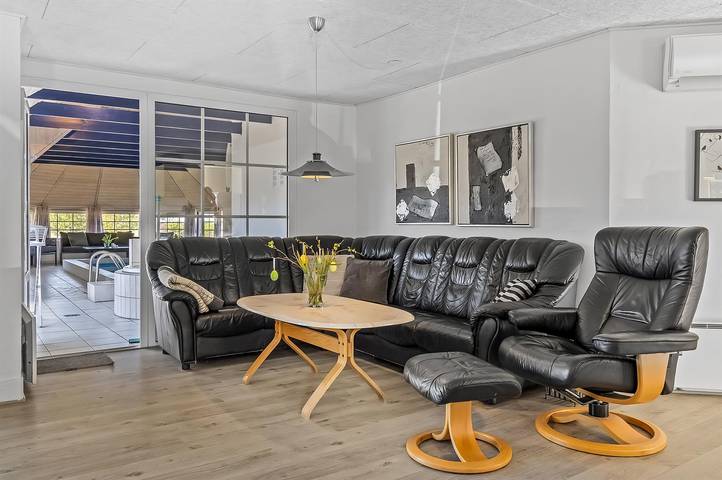 Awesome home in Rømø w/ 6 Bedrooms, Indoor swimming pool and Wifi in Kongsmark, Rømø