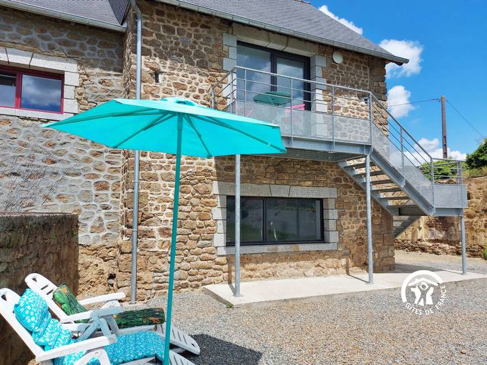 Maison rénovée à la ferme, 2 chambres, calme, proche N12 et chemins verts, terrasse et équipements enfants in Champéon, Mayenne