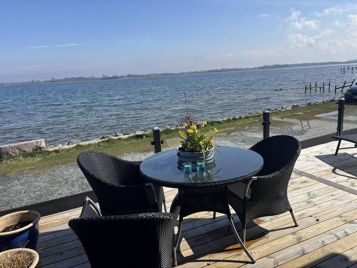 Ferieudlejning for 4 personer, med Terrasse og Have såvel som Søudsigt og Udsigt i Munkebo