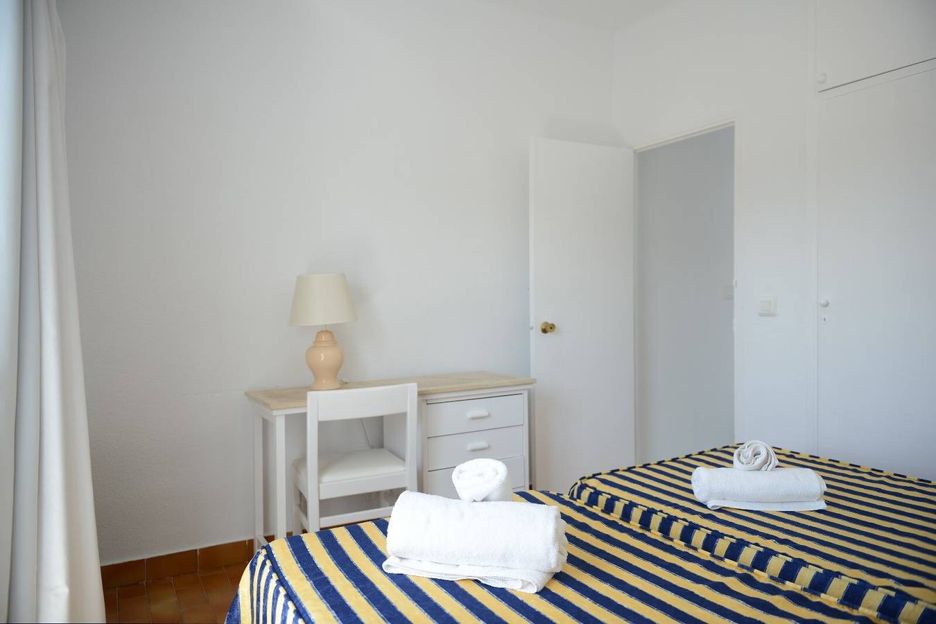 Apartamento 'Ciel Azul' con piscina compartida, balcón y Wi-Fi in Cala Martina, Santa Eulària des Riu