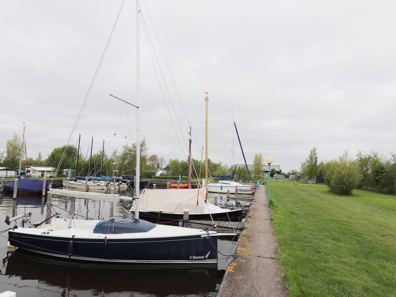 Cabin by Hegermeer with Boat Rentals in Heeg, Ijsselmeer