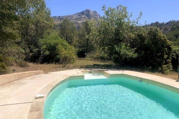 Location de vacances pour 10 personnes, avec jardin ainsi que vue et piscine à Beaurecueil