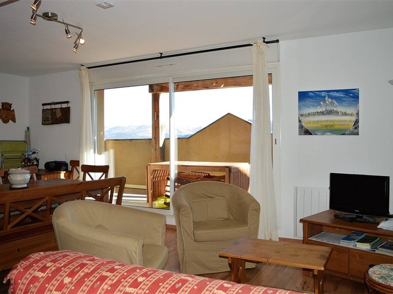 Entire apartment, Spacious T4 apartment in Les Angles with parking in Les Angles, Prades region