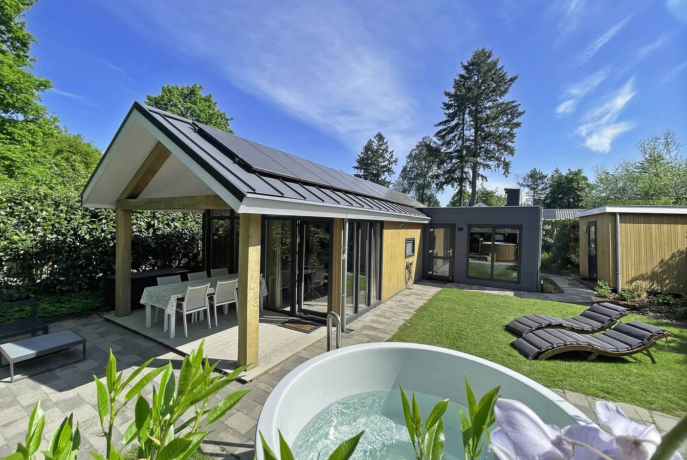 Vakantiepark De Thijmse Berg — Wellness Cottage met hottub en sauna | 5 personen in Rhenen, Provincie Utrecht