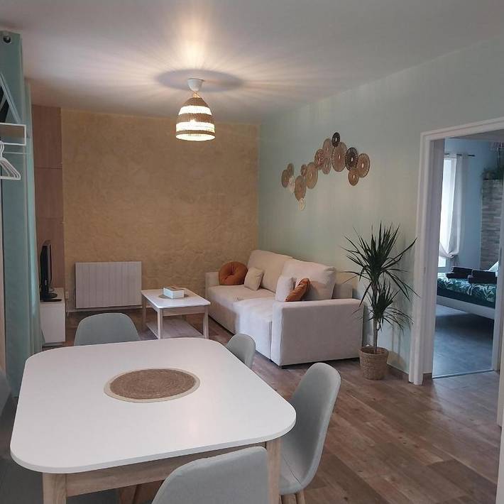 Gîte pour 6 personnes, avec vue et jardin dans Poigny