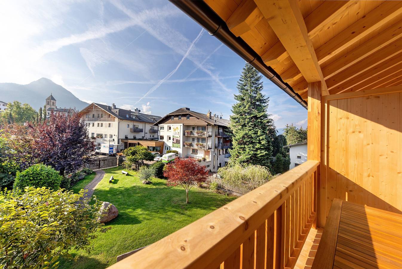Entire studio, Studio Apartment 'Bozen' with Mountain View, Shared Garden and Wi-Fi in Völs am Schlern, Dolomiti Superski