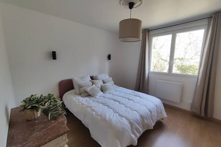 Location de vacances pour 11 personnes, avec terrasse et jardin, animaux acceptés à Lanobre - 2