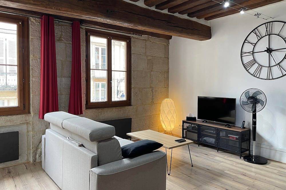 Entire apartment, Apartment 2 - 55 m2 in the historic center of Semur en Auxois in Semur-en-Auxois, Montbard region