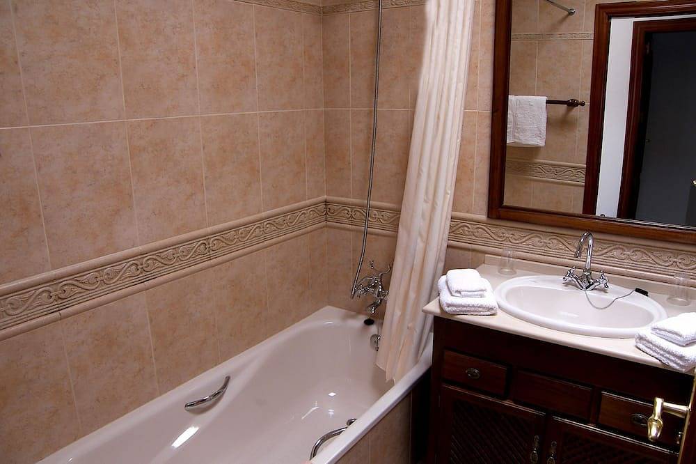 Villa con piscina privada en terrenos amurallados propios in Playa Blanca, Yaiza