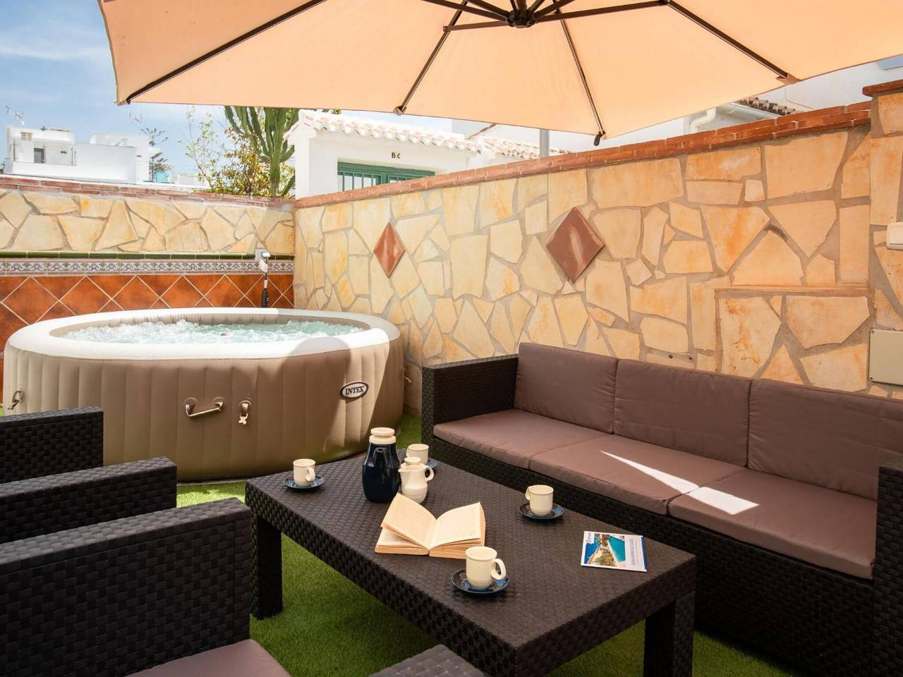 Maison de vacances « Centre-ville avec Jacuzzi » – Vue montagne, Wi-Fi et climatisation in Playa de Burriana, Nerja