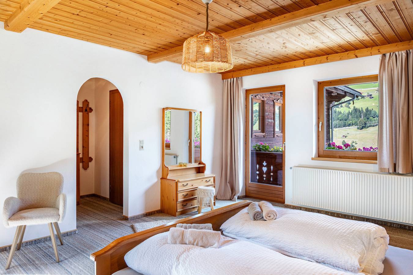 Zimmer '16 En Suite' mit Bergblick, gemeinsamer Terrasse und Wlan in Hainzenberg, Zillertaler Alpen