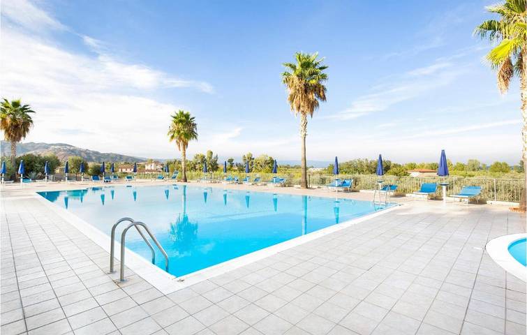 Ferienhaus für 6 Personen, mit Balkon und Terrasse sowie Garten und Pool
