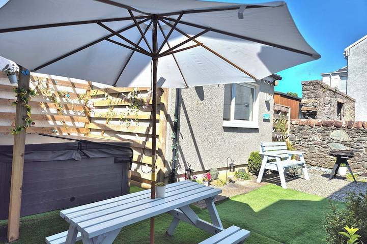Cottage for 5 people, with Hot tub and Terrace as well as Garden in Dunoon