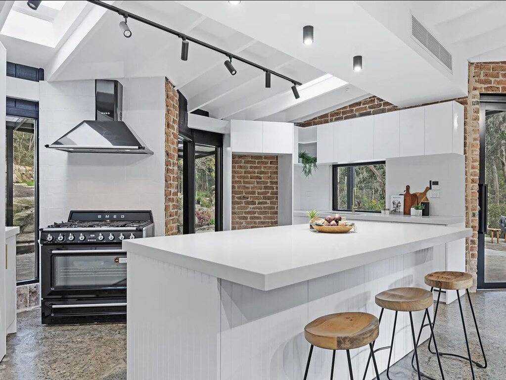 Stunning Peaceful Holiday Haven set on acreage with nearby Waterfall and Jacuzzi in Sydney, New South Wales