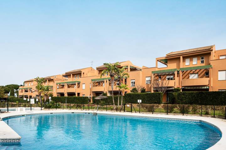 Apartamento para 4 personas, con piscina además de piscina para niños y jardín, Se admiten mascotas en Novo Sancti Petri