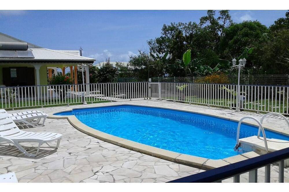 Spacious T3 gîtes, lovely terrace and shared swimming pool, sea view, peaceful setting in Capesterre-Belle-Eau, Guadeloupe (Caribbean)