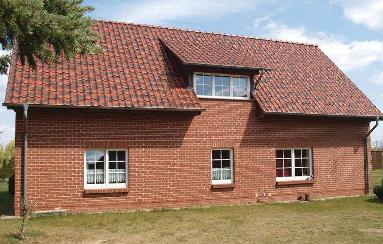 Ferienwohnung für 5 Personen, mit Terrasse und Garten in Qualzow