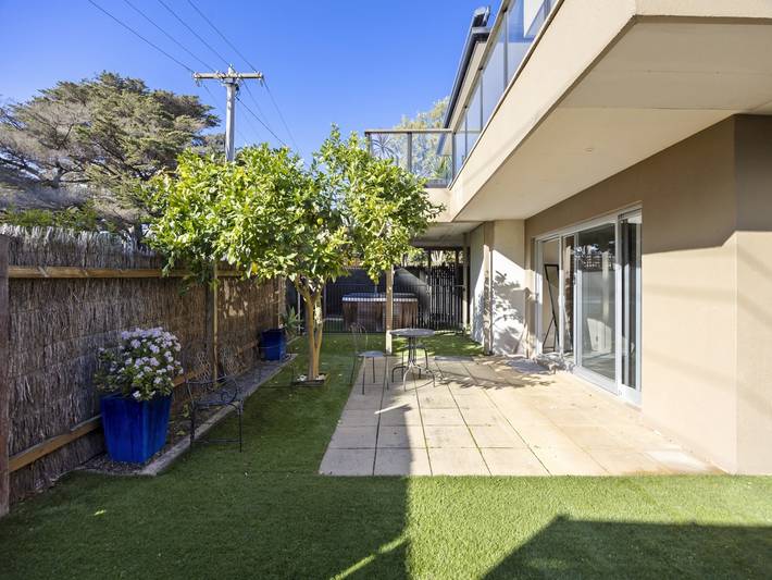 Entire apartment, Spacious 3-Bed Townhouse Near Dromana Beach in Melbourne, Mornington Peninsula
