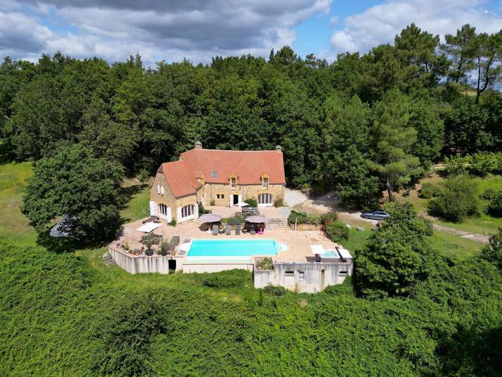 Location de vacances pour 13 personnes, avec terrasse et jardin, animaux acceptés à Beynac-et-Cazenac