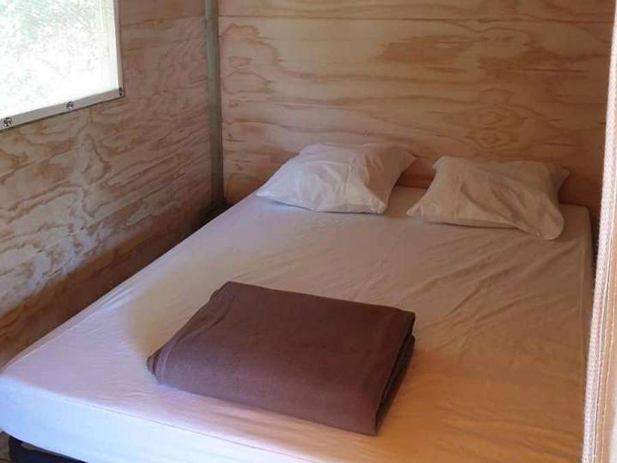 Camping Domaine d'Oléron   - Tente en toile et en bois 5 personnes - C- Lodge pilotis - 2 chambres 24m² avec terrasse couverte in Saint-Georges-d'Oléron, Côte de Beauté