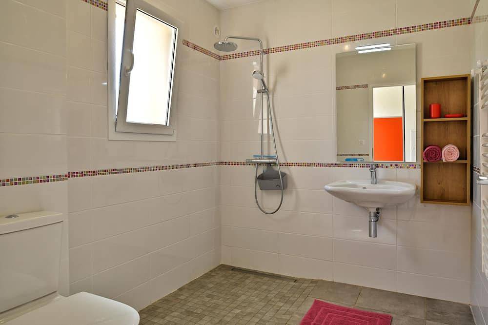 Appartamento intero, Monolocale-Bagno privato con doccia in Tiuccia, Casaglione