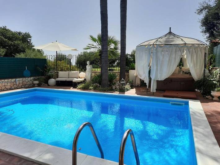 Casa vacanza per 7 persone, con idromassaggio e piscina nonché giardino, adatto a famiglie con bambini a Riposto