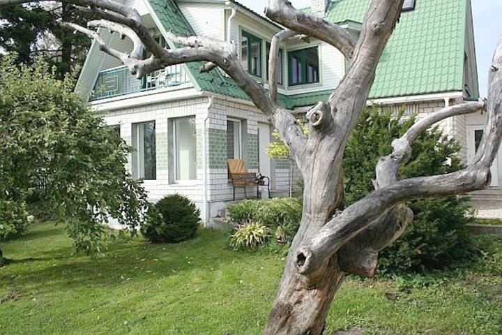 Location de vacances pour 13 personnes, avec sauna ainsi que jardin et jacuzzi à Pärnu