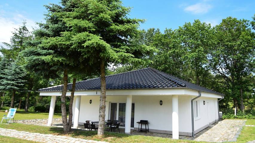 Bungalow dla 5 osób, z ogród i jacuzzi oraz taras w Łagów