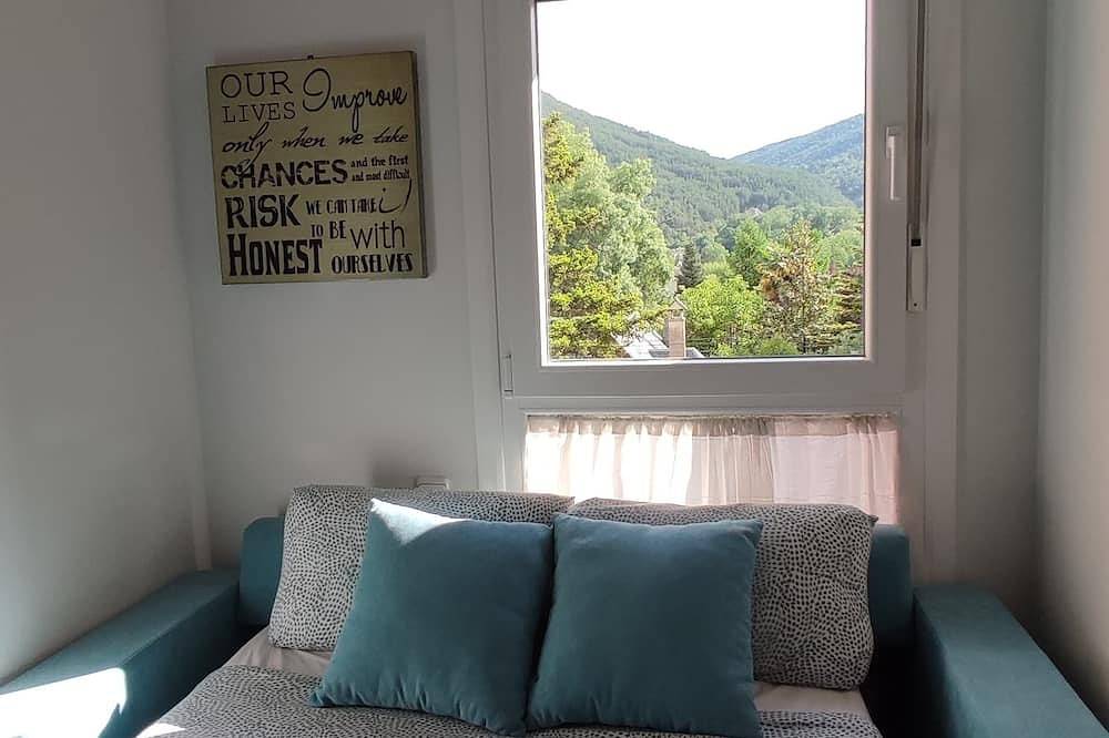 Entire apartment, El Pisito de Marboré. Charming, with views, comfortable and centrally located near the river. in Boltaña, Spanish Pyrenees