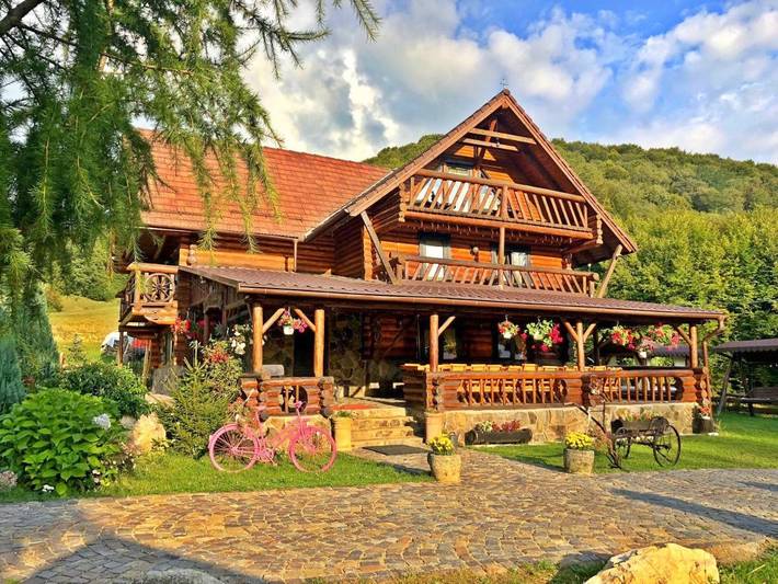 Gîte pour 12 personnes, avec Balcon et Terrasse ainsi que Jacuzzi et Jardin