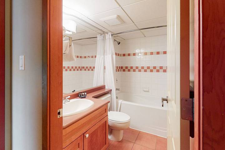 Glamping for 4 people, with hot tub and sauna as well as pool and balcony in Whistler