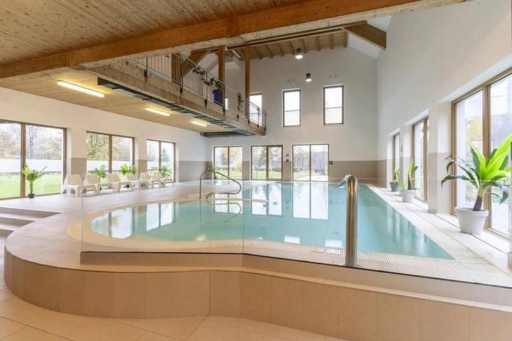 Ferienhaus für 20 Personen, mit Balkon und Terrasse sowie Garten und Pool in Obertraun