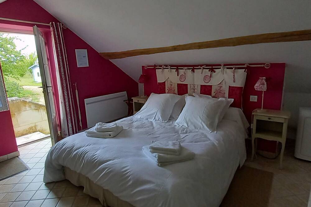 Colibri is a room on the 1st floor for 2 people with its own entrance, in Les Ulmes, Valle del Loira