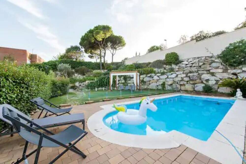 Magnífica Villa con Piscina con Vistas al mar y a Barcelona con 5 Dormitorios in Badalona, Costa del Maresme