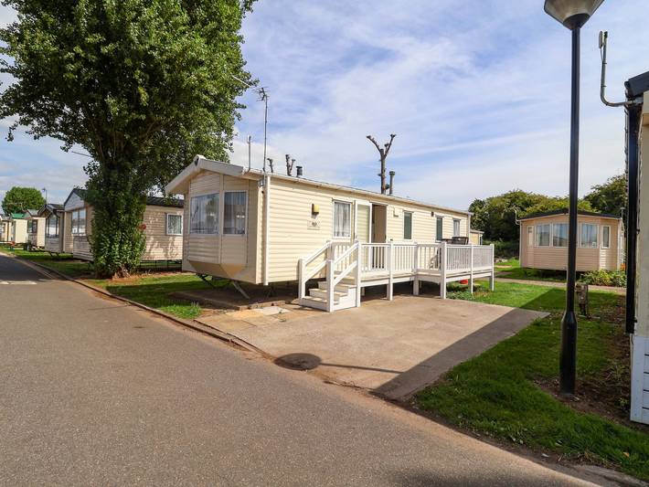 Bungalow for 6 people, with pool and garden, with pets in Suffolk