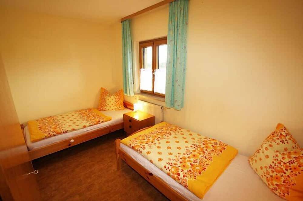 Ganze Wohnung, Ferienwohnung Zwiesel, 4 Personen + Kinderbett, 2 Sz, Balkon mit Bergblick, 50 qm in Kirchanschöring, Rupertiwinkel