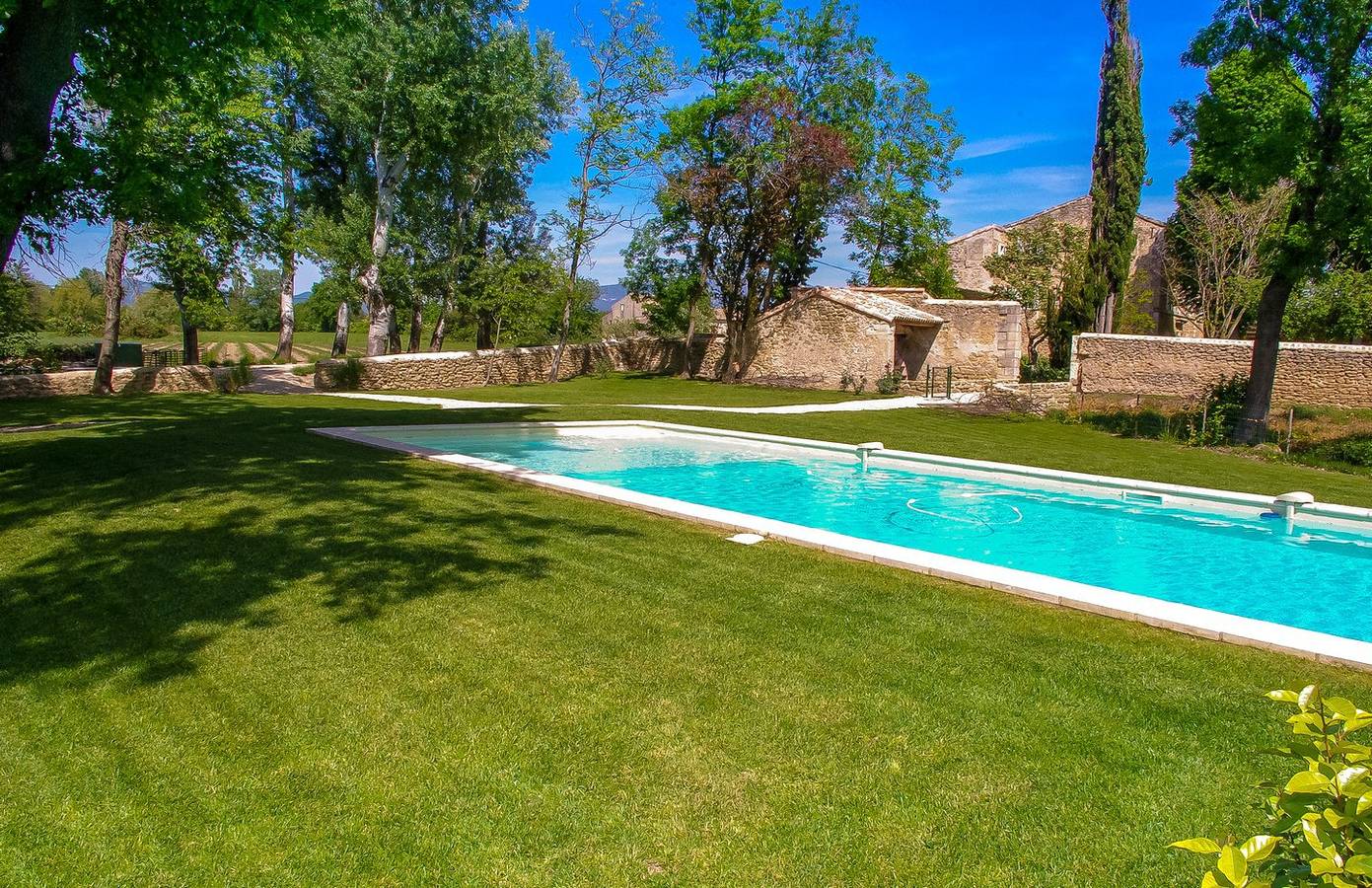 Casa de huéspedes 'Azur' con piscina compartida, terraza compartida y Wi-Fi in Colonzelle, Región de Nyons