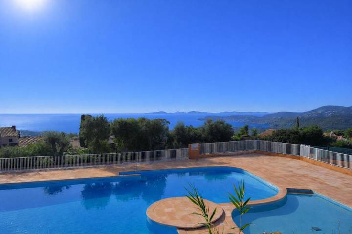 Gîte pour 4 personnes, avec terrasse ainsi que piscine et vue dans Office De Tourisme De La Croix Valmer - 2