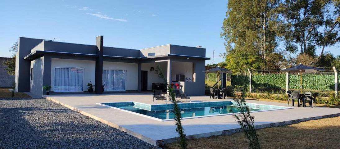 Casas e apartamentos de temporada para 15 pessoas, com piscina e jardim e ainda balcão em Boituva