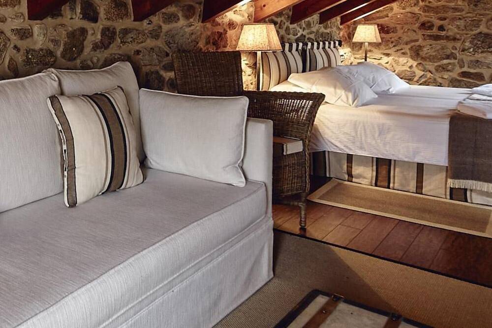 Bed and Breakfast 'Arao' with Private Garden and Wi-Fi in Camariñas, Costa da Morte