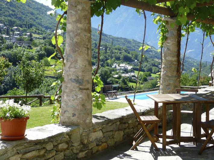 Gîte pour 4 personnes, avec jardin ainsi que terrasse et piscine, animaux acceptés dans Roisan